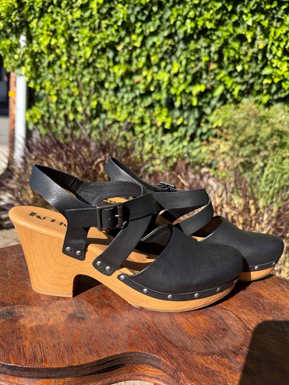 Korks Women's Black Leather Clog Sandals with Wooden Heel